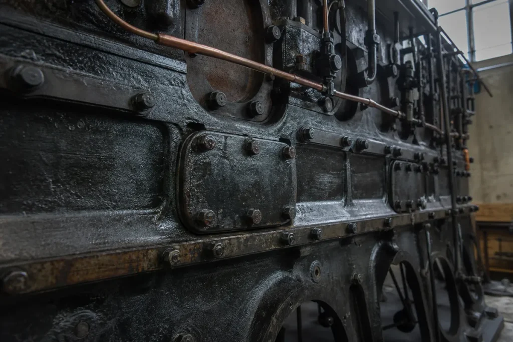 Närbild av gjutjärnsblock till en marin dieselmotor med bultflänsar